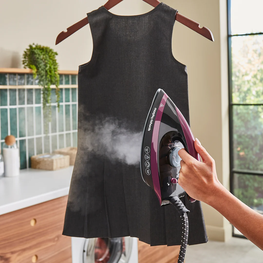 MorphyRichards_SpeedSteamPro3000wAutocleanSteamGenerator_332102_Lifestyle_5