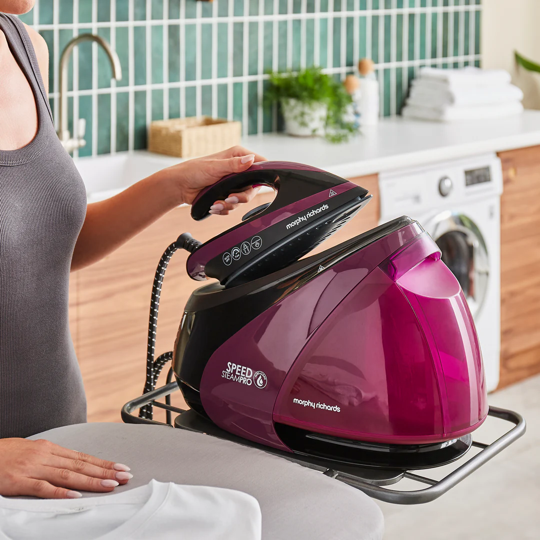 MorphyRichards_SpeedSteamPro3000wAutocleanSteamGenerator_332102_Lifestyle_9